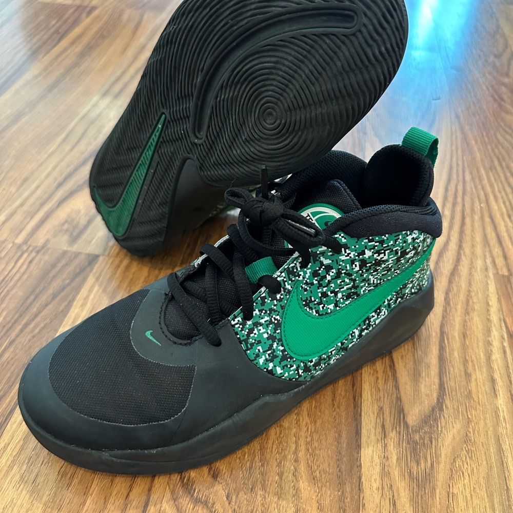 Nike Team Hustle D9 GS, digital pixel-black lucky green- 4Y